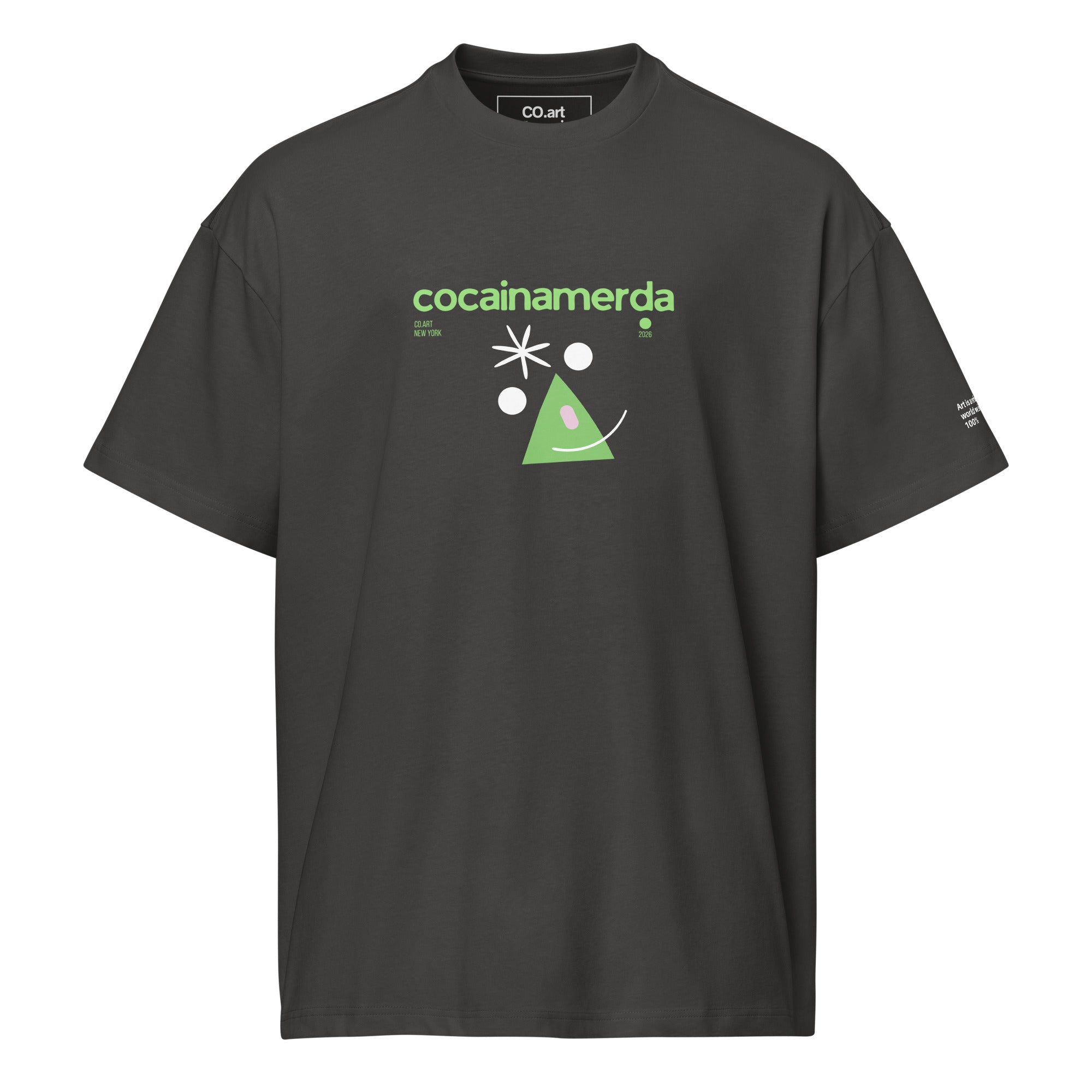 T-shirt nera oversize streetwear con scritta verde "cocainamerda" e grafica simbolo stile manifesto messaggio forte al centro.