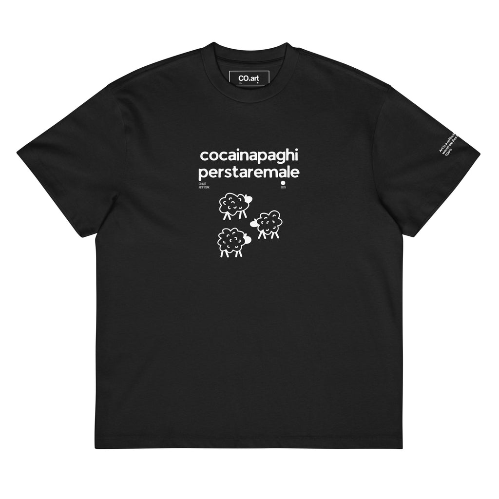 T-shirt nera oversize da uomo con grafica streetwear bianca, testo "cocainapaghi perstaremale" e illustrazione di tre pecore .