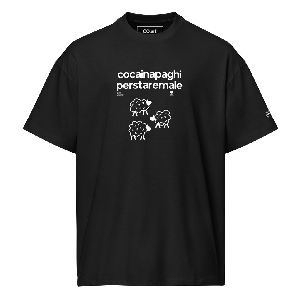 T-shirt nera oversize streetwear con grafica manifesto in bianco, testo "cocainapaghiperstaremale" e pecore stilizzate.