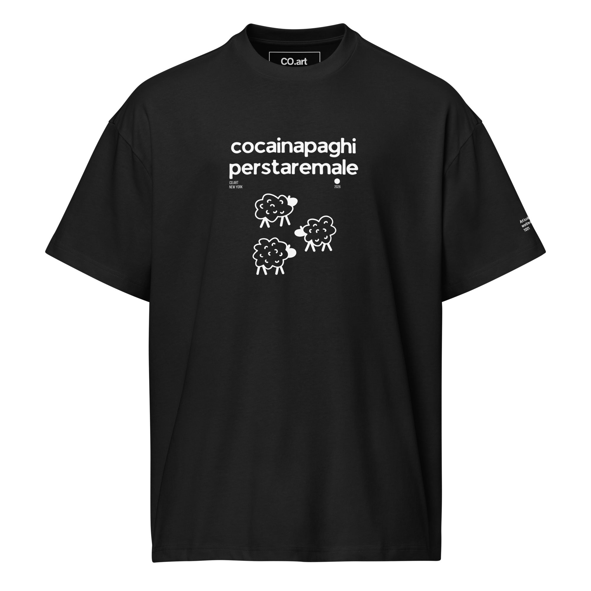 T-shirt nera oversize streetwear con grafica manifesto in bianco, testo "cocainapaghiperstaremale" e pecore stilizzate.