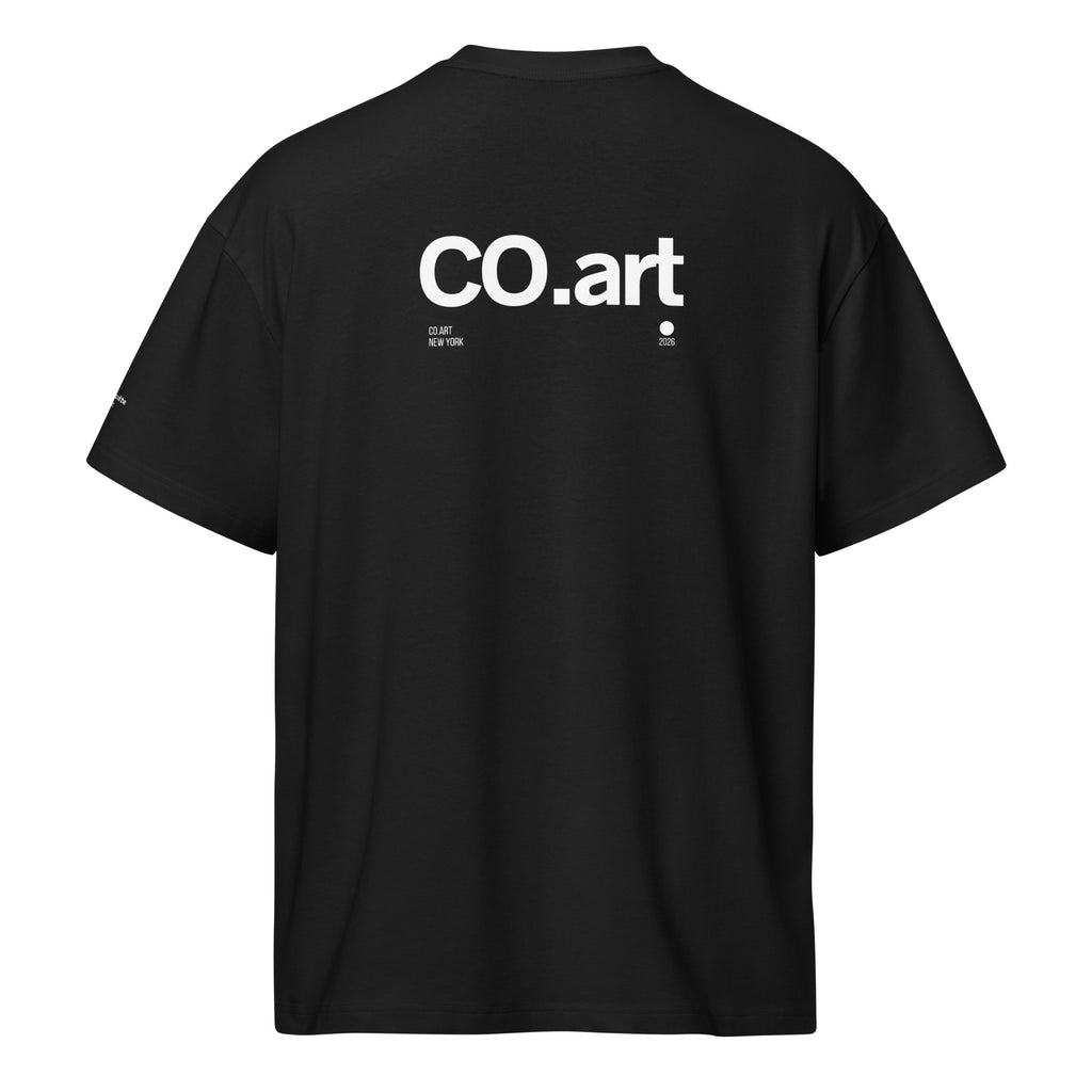 T-shirt nera streetwear oversize con grafica bianca sul retro "CO.art" e messaggio forte in stile manifesto.