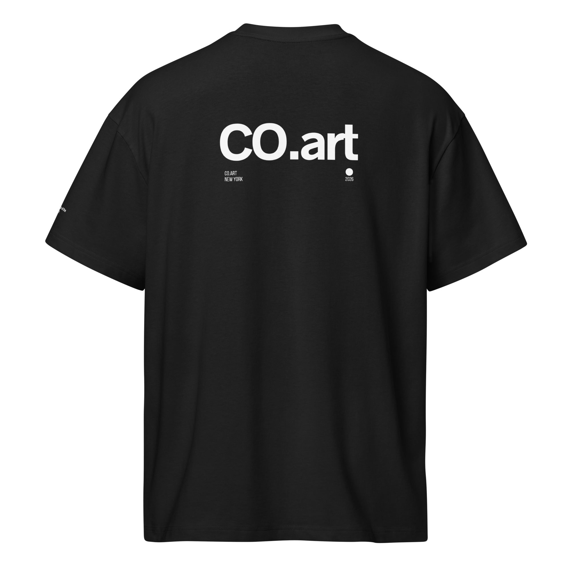 T-shirt nera streetwear oversize con grafica bianca sul retro "CO.art" e messaggio forte in stile manifesto.