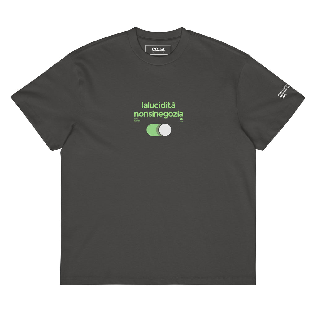 T-shirt oversize vintage black con scritta verde "lalucidità nonsi negozia" e simbolo pulsante on sul petto, stile.