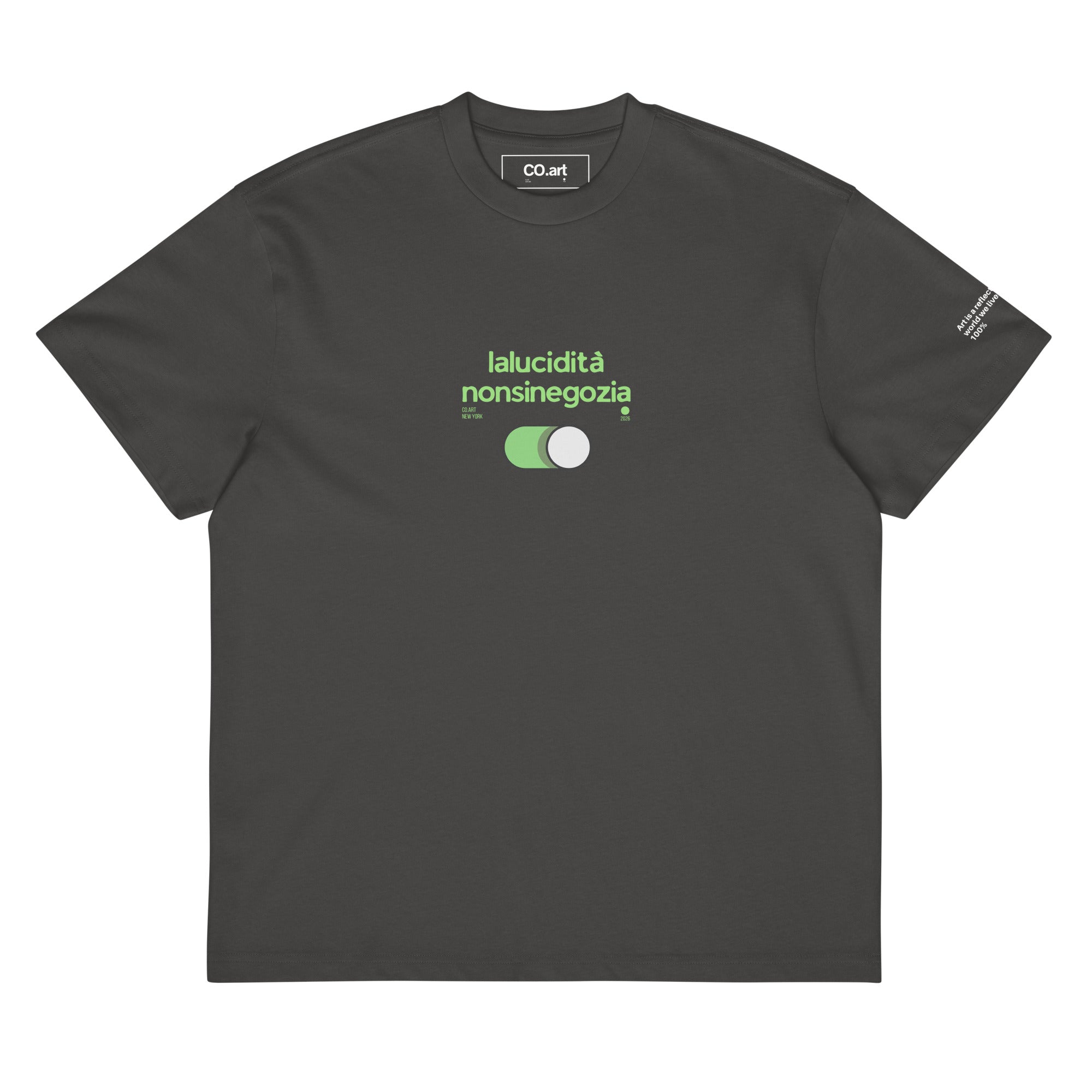 T-shirt oversize vintage black con scritta verde "lalucidità nonsi negozia" e simbolo pulsante on sul petto, stile.
