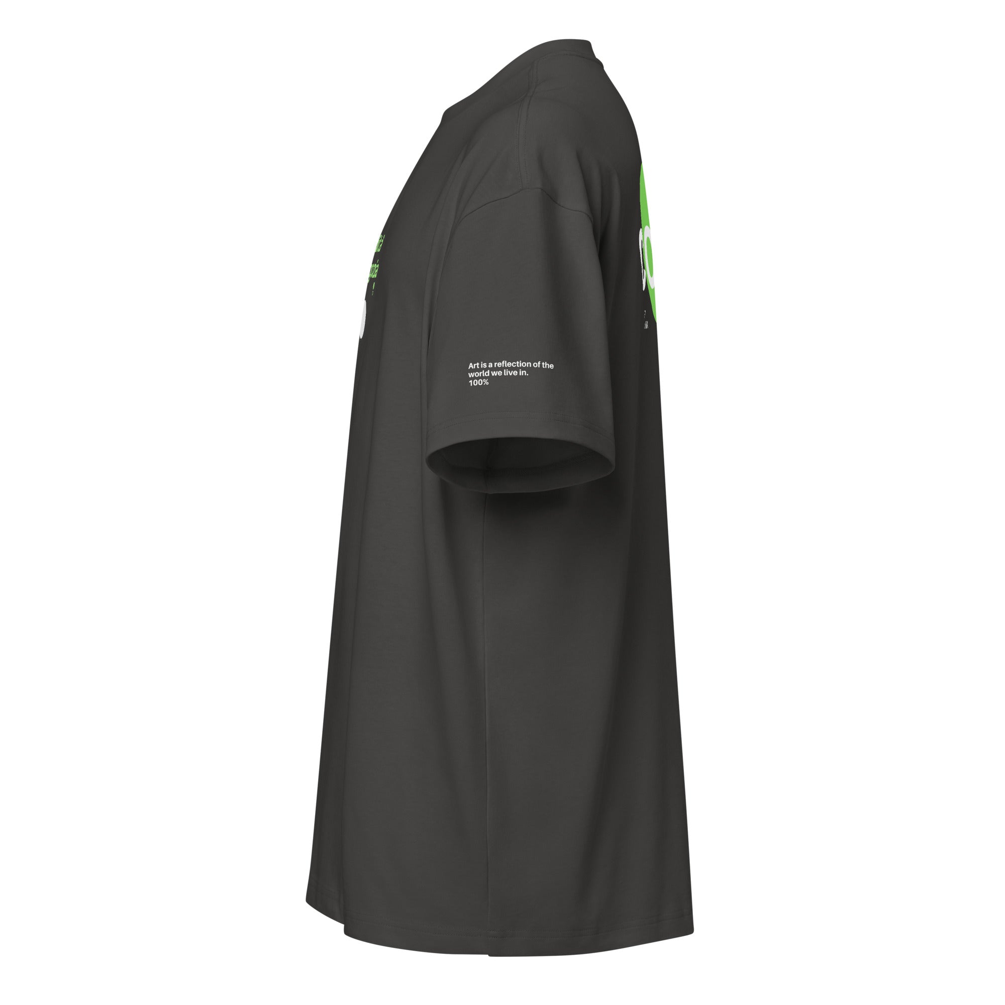 T-shirt oversize nera con scritta verde "laLuciditàNonSiNegozia" stile streetwear con grafica manifesto e messaggio forte.