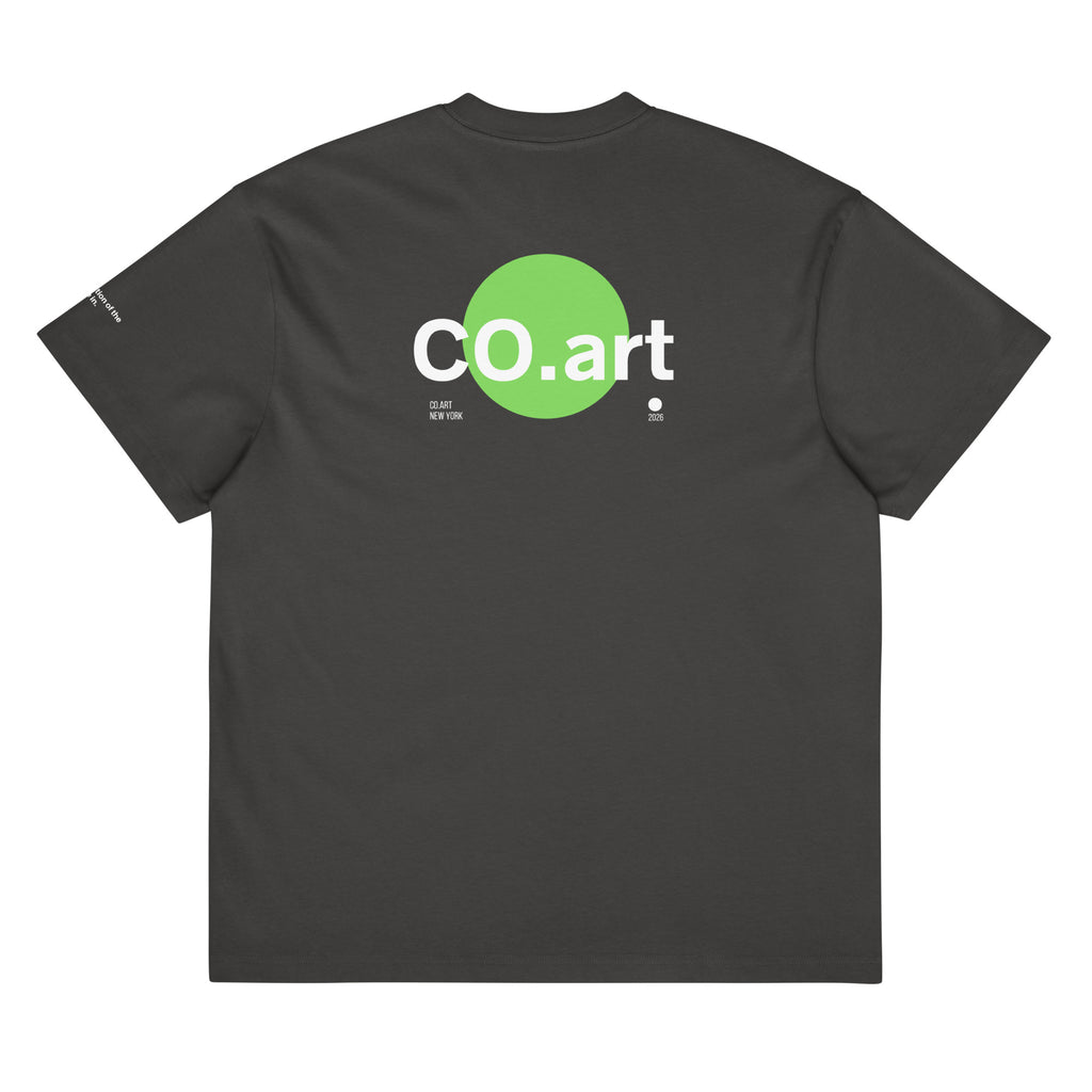 T-shirt oversize nera con grafica streetwear sul retro, cerchio verde e scritta bianca "CO.