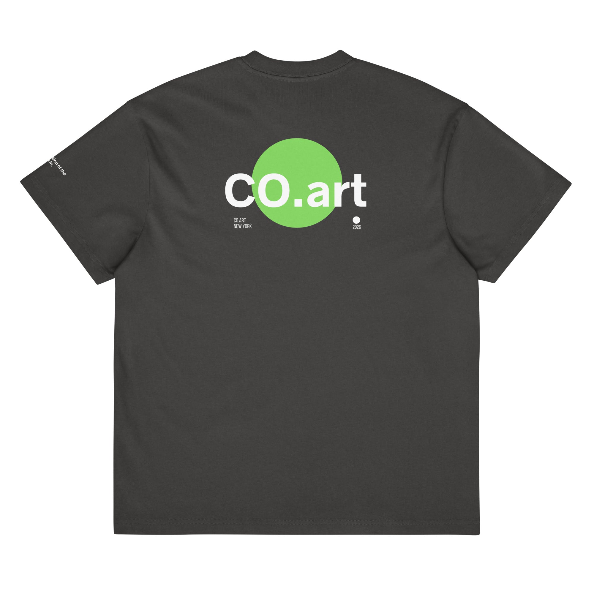 T-shirt oversize nera con grafica streetwear sul retro, cerchio verde e scritta bianca "CO.