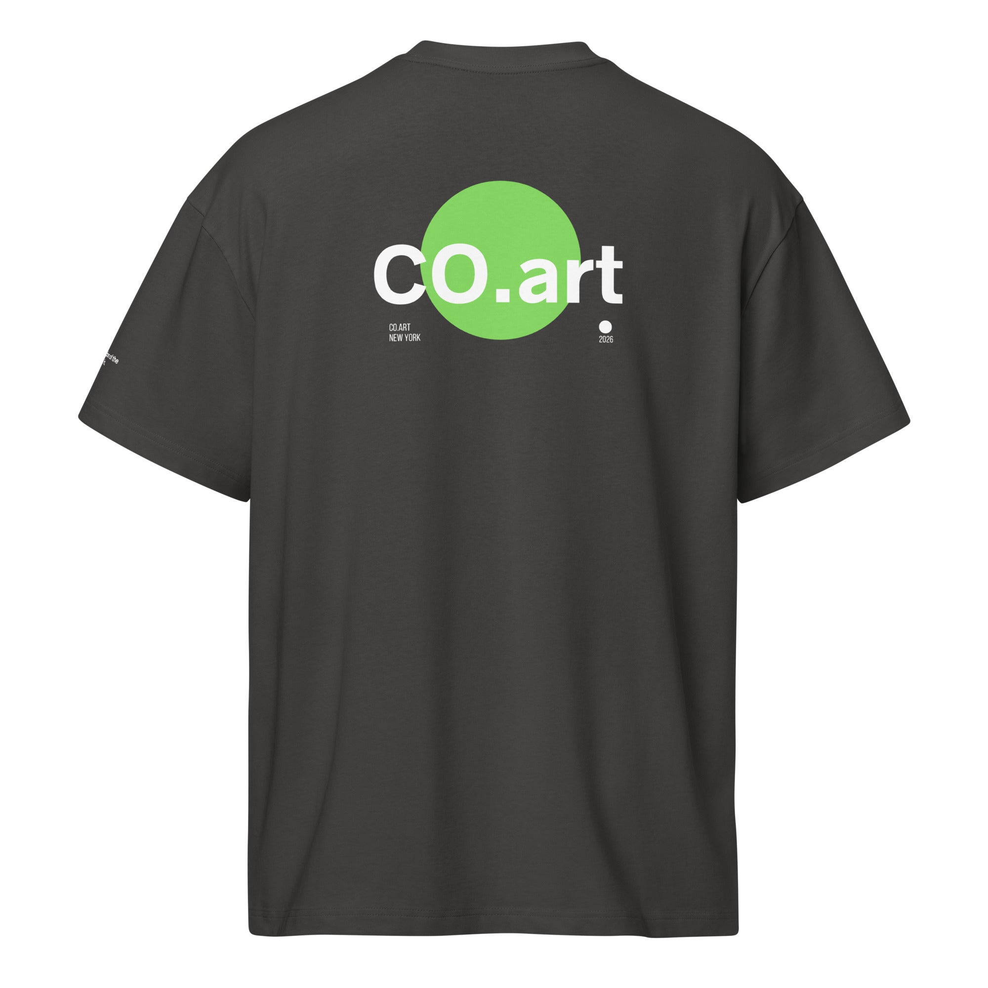 T-shirt oversize nera con grafica streetwear, scritta bianca "co.art" su cerchio verde sul retro, stile manifesto messaggio.