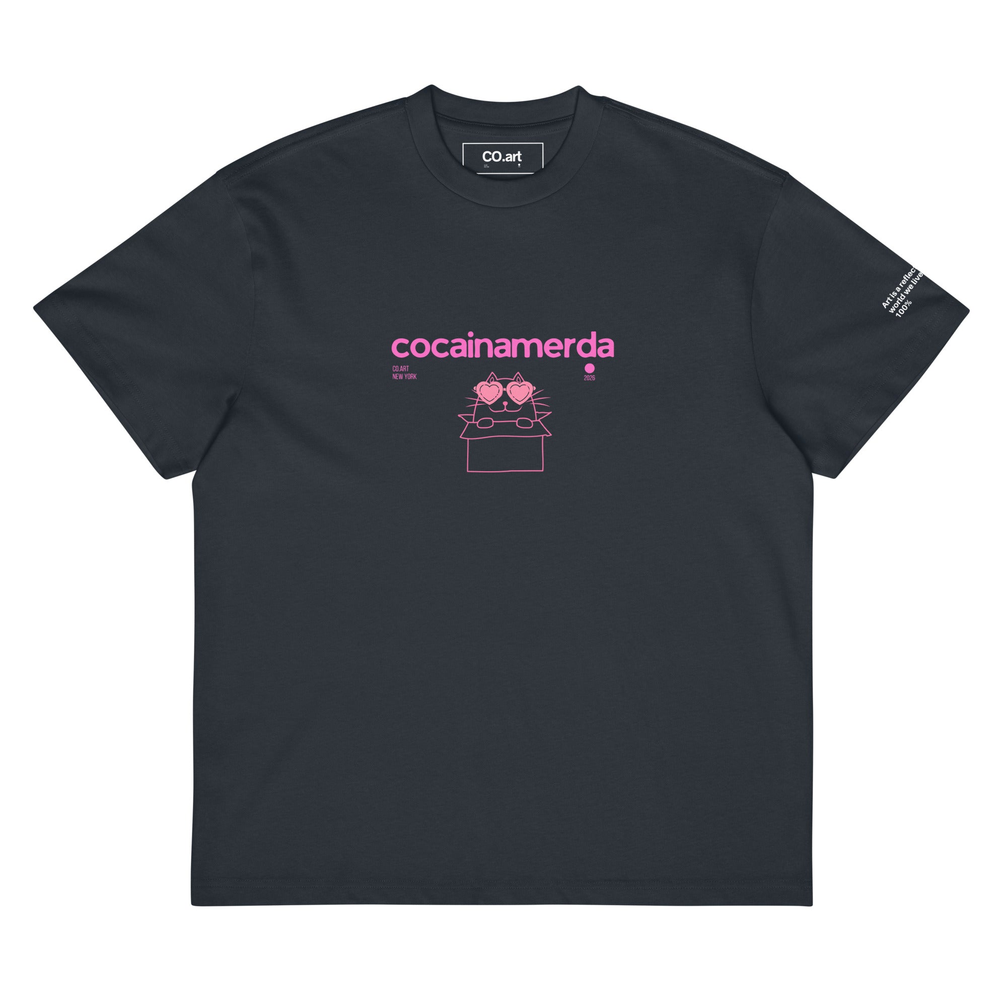 T-shirt oversized nera streetwear con scritta rosa bubble "cocainamerda" e grafica gatto stilizzato centrale, messaggio.