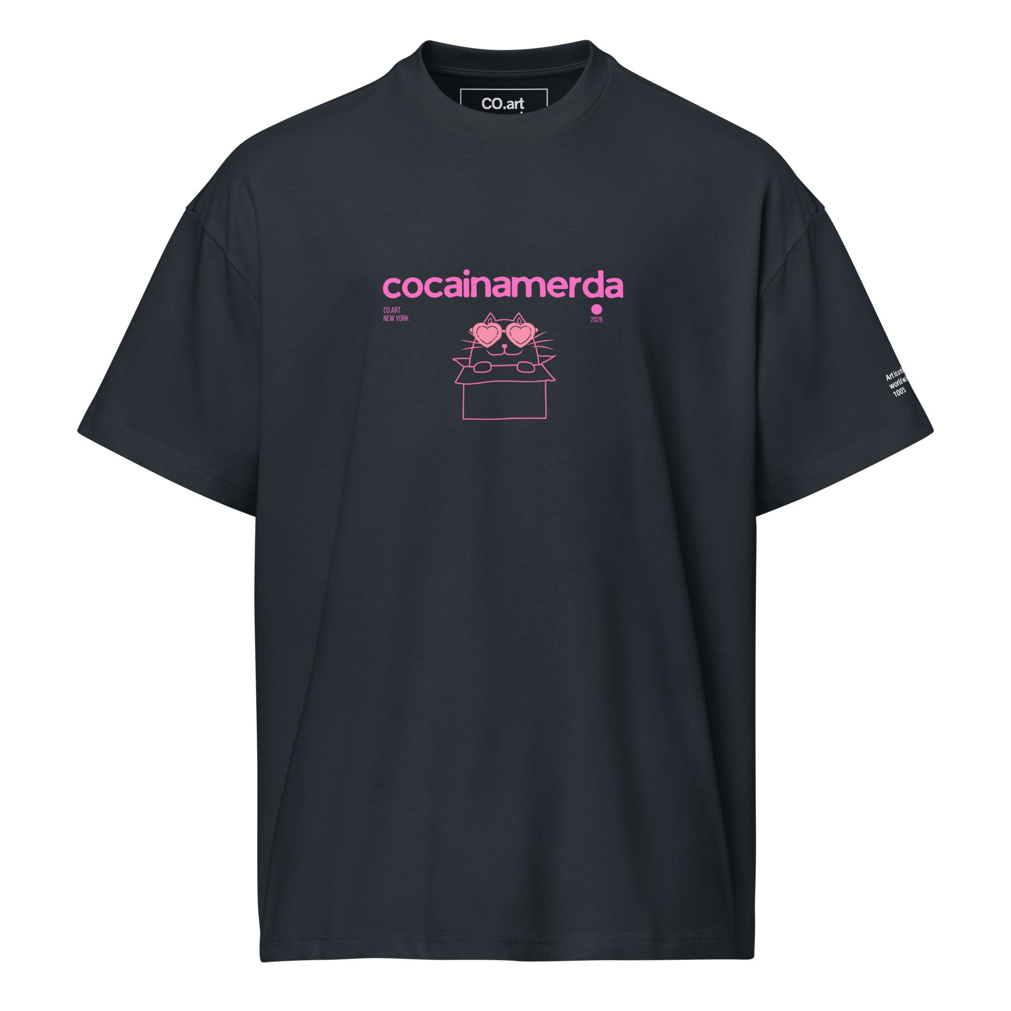 T-shirt streetwear oversize nera con grafica rosa bubble e scritta manifesto "cocainamerda" con gatto stilizzato.