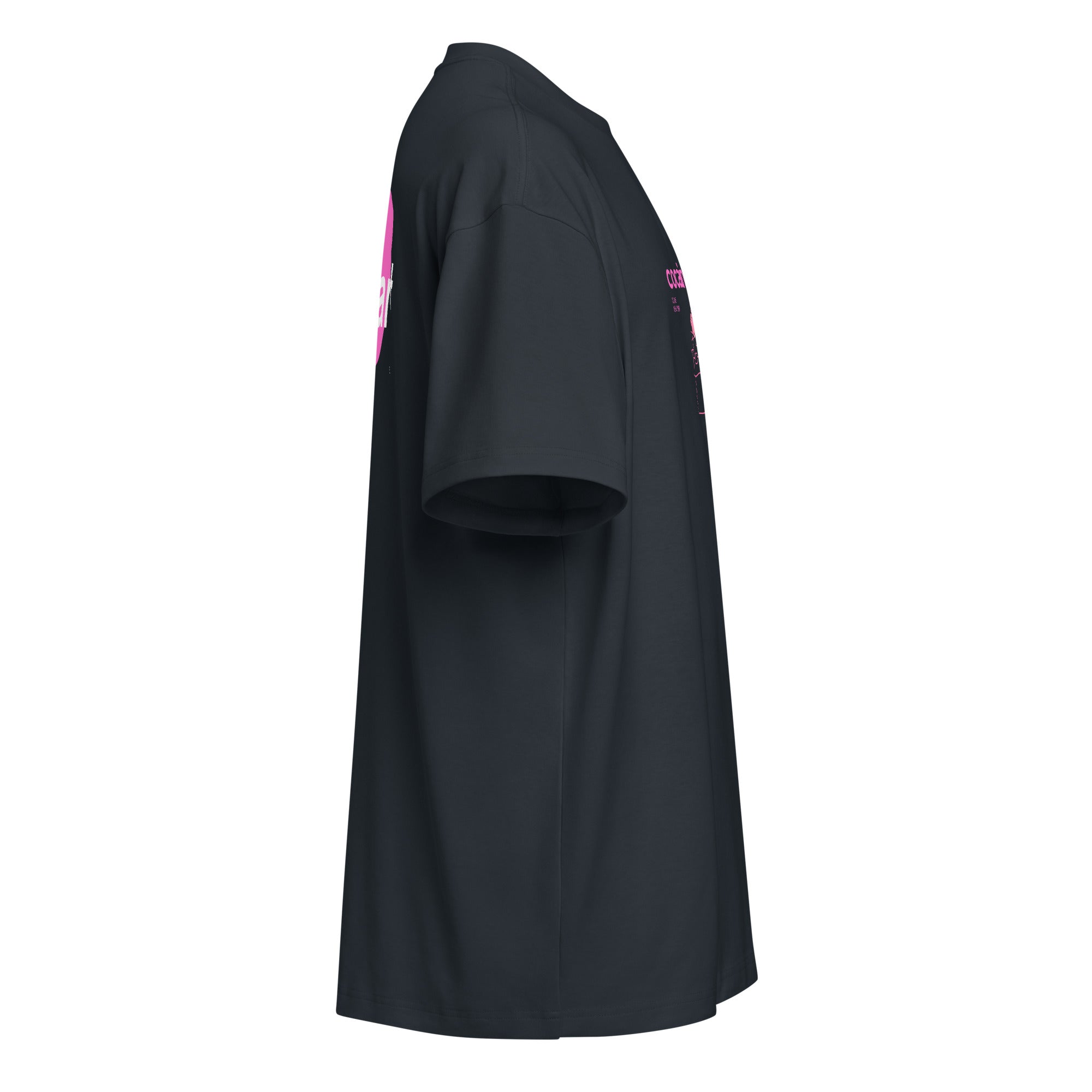 T-shirt streetwear nera oversize con scritta rosa bubble "CocainaMerda" e grafica gatto, messaggio forte manifesto sul lato, .