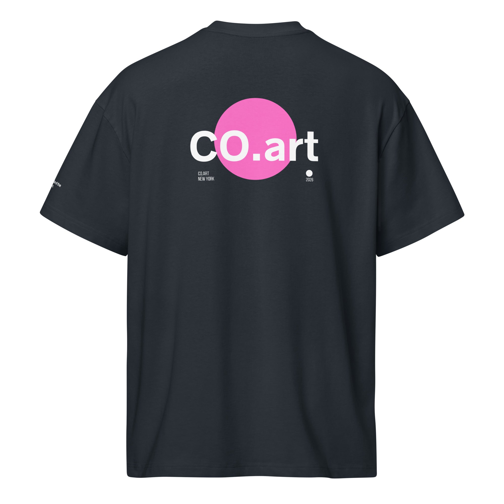 T-shirt streetwear nera oversize con grafica manifesto rosa “co.art” e testo bianco sul retro, stile messaggio forte.