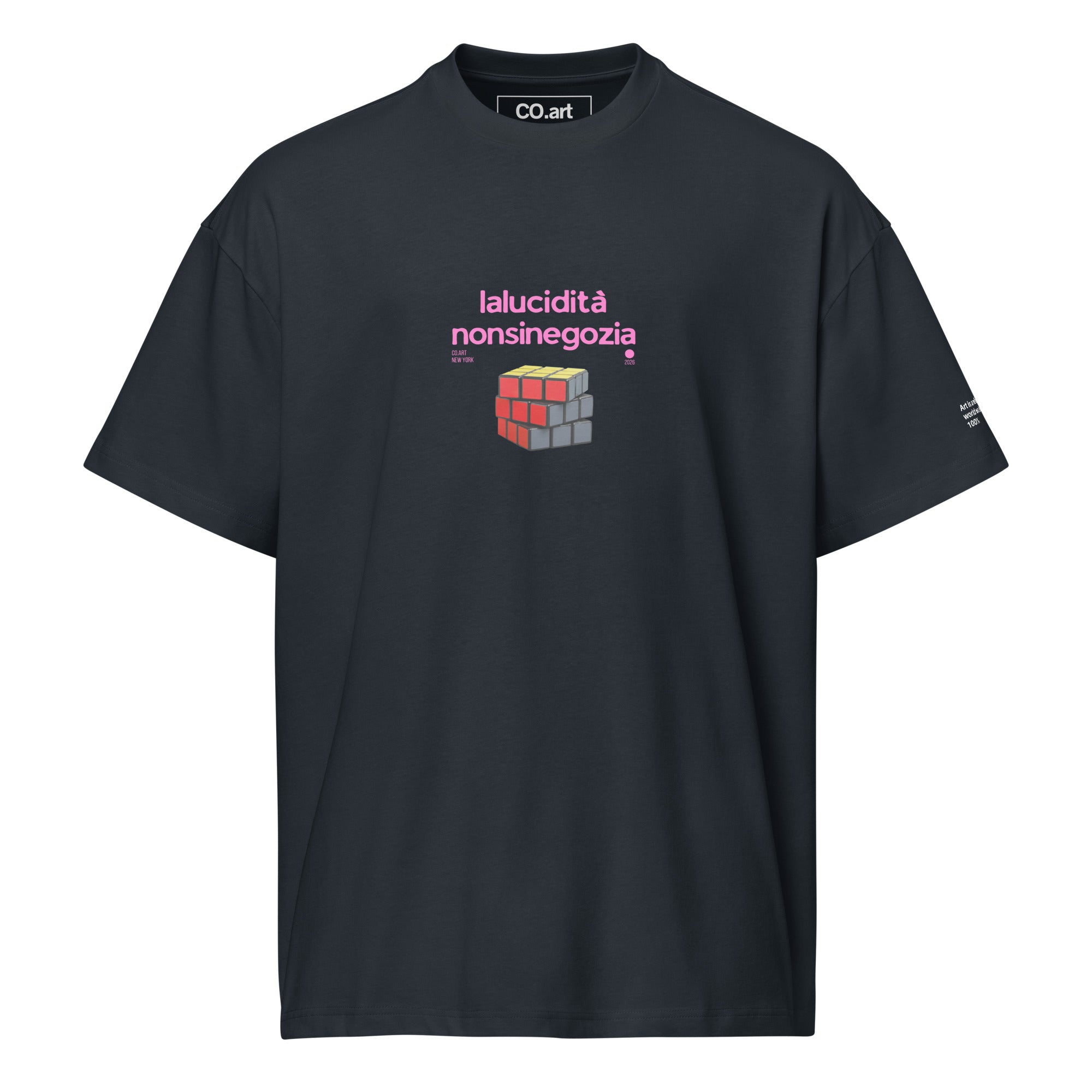 T-shirt navy oversize con scritta rosa "lalucidità nonsi negozia" e grafica cubo bubble streetwear messaggio forte.