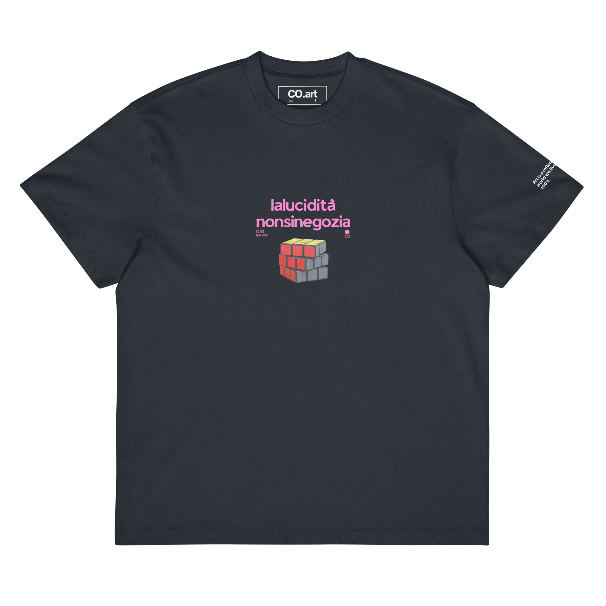 T-shirt oversize uomo navy con grafica streetwear scritta rosa bubble "lalucidità nonsi negozia" e cubo colorato manifesto.