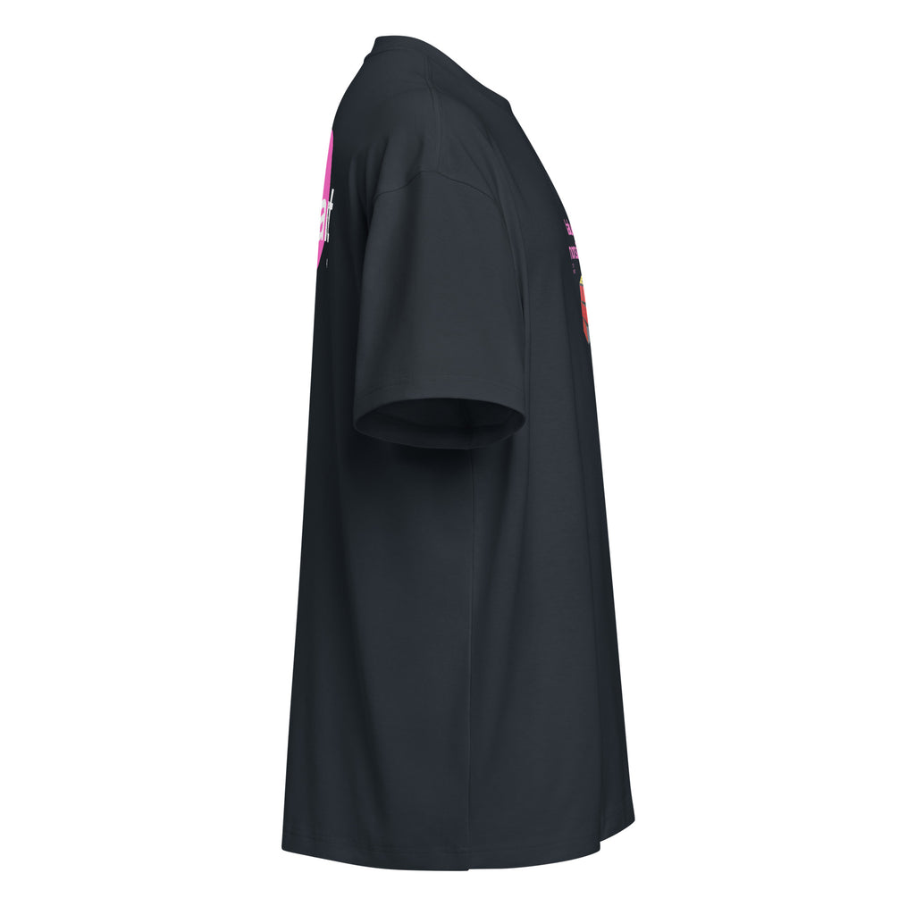 T-shirt oversize streetwear nera con scritta rosa bubble "LaLuciditàNonSiNegozia" in grafica manifesto sul davanti.