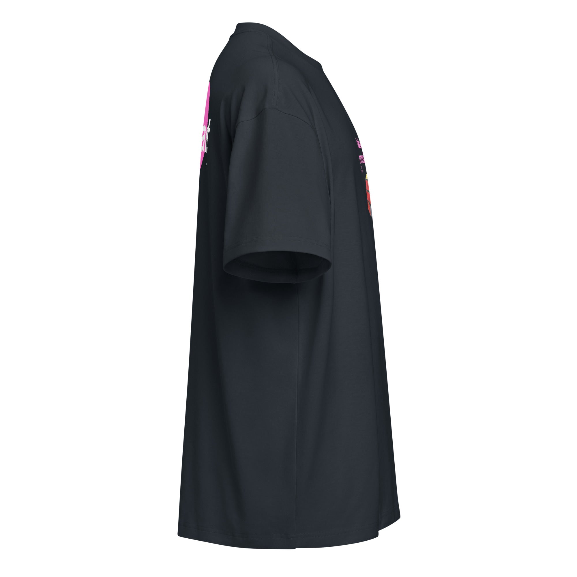 T-shirt oversize streetwear nera con scritta rosa bubble "LaLuciditàNonSiNegozia" in grafica manifesto sul davanti.