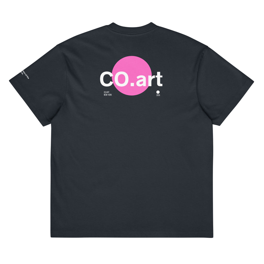 T-shirt streetwear oversize blu navy con grafica manifesto rosa bubble e scritta bianca "co.