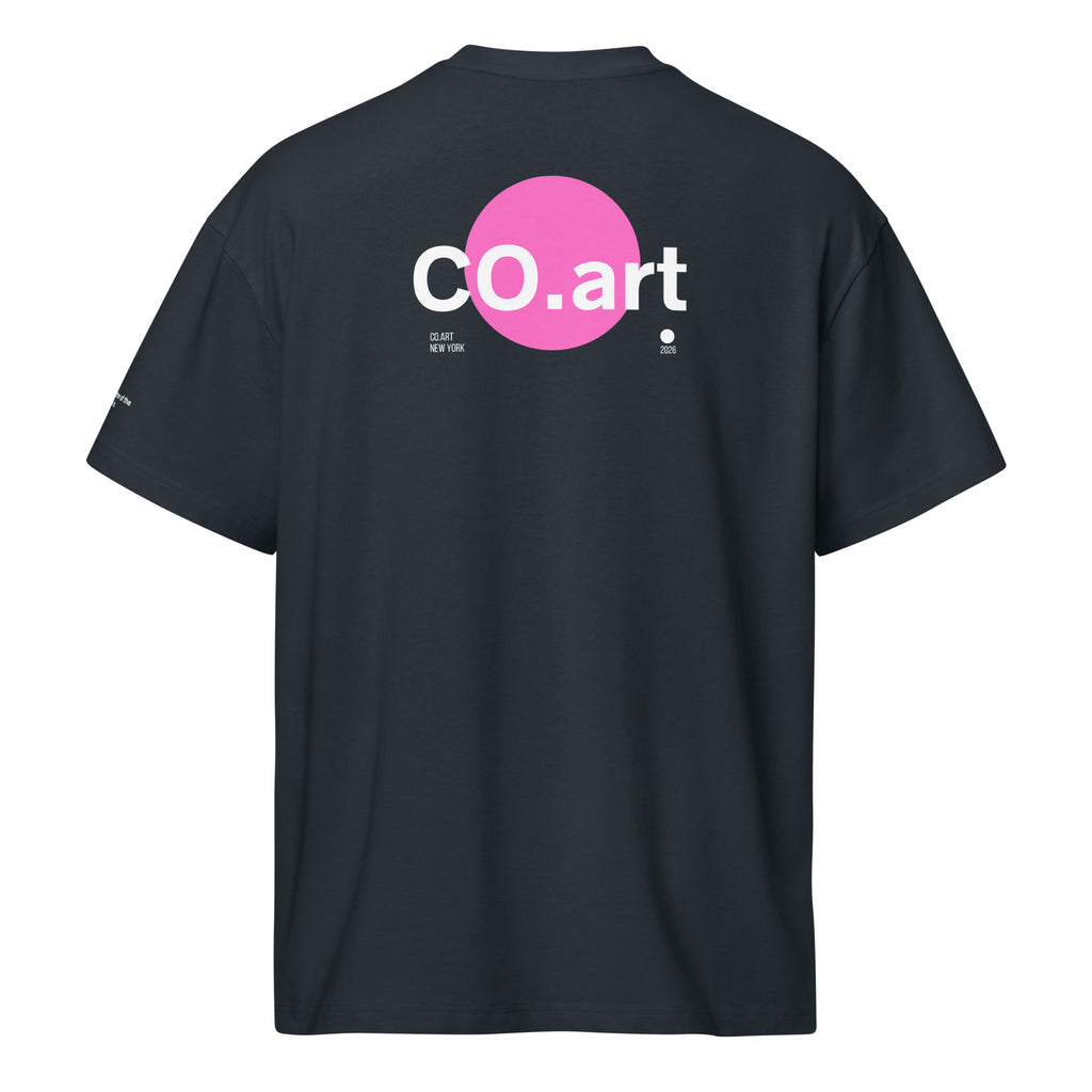 T-shirt streetwear oversize blu navy con grafica manifesto rosa bubble e testo bianco "CO.