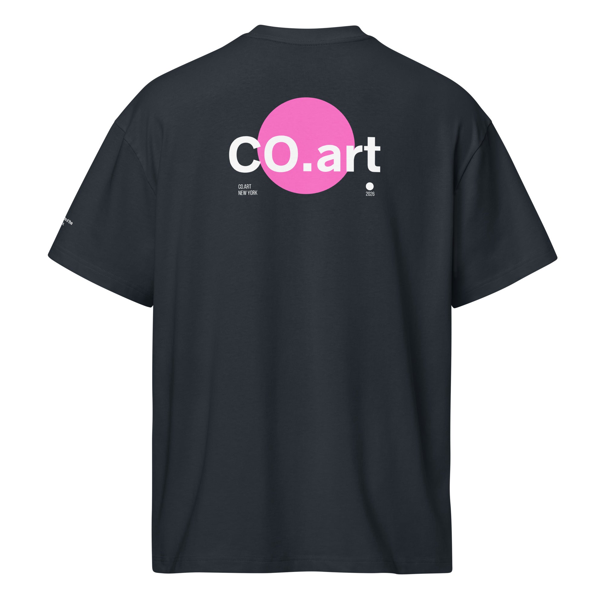T-shirt streetwear oversize blu navy con grafica manifesto rosa bubble e testo bianco "CO.