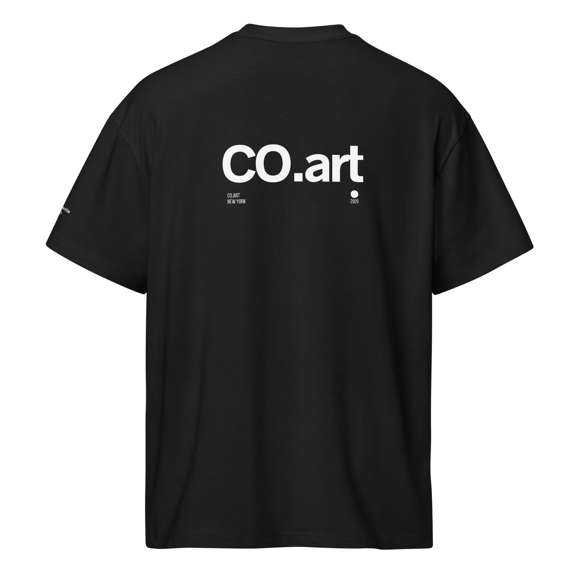 T-shirt streetwear nera oversize con grafica bianca posteriore stile manifesto scritta CO.art e dettagli minimalisti.
