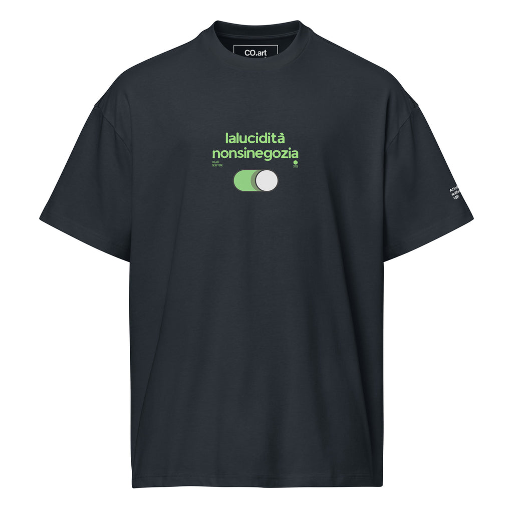 T-shirt oversize nera da uomo con scritta verde "lalucidità nonsinegozia" e grafica tasto On streetwear messaggio forte.