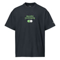 T-shirt oversize nera da uomo con scritta verde "lalucidità nonsinegozia" e grafica tasto On streetwear messaggio forte.