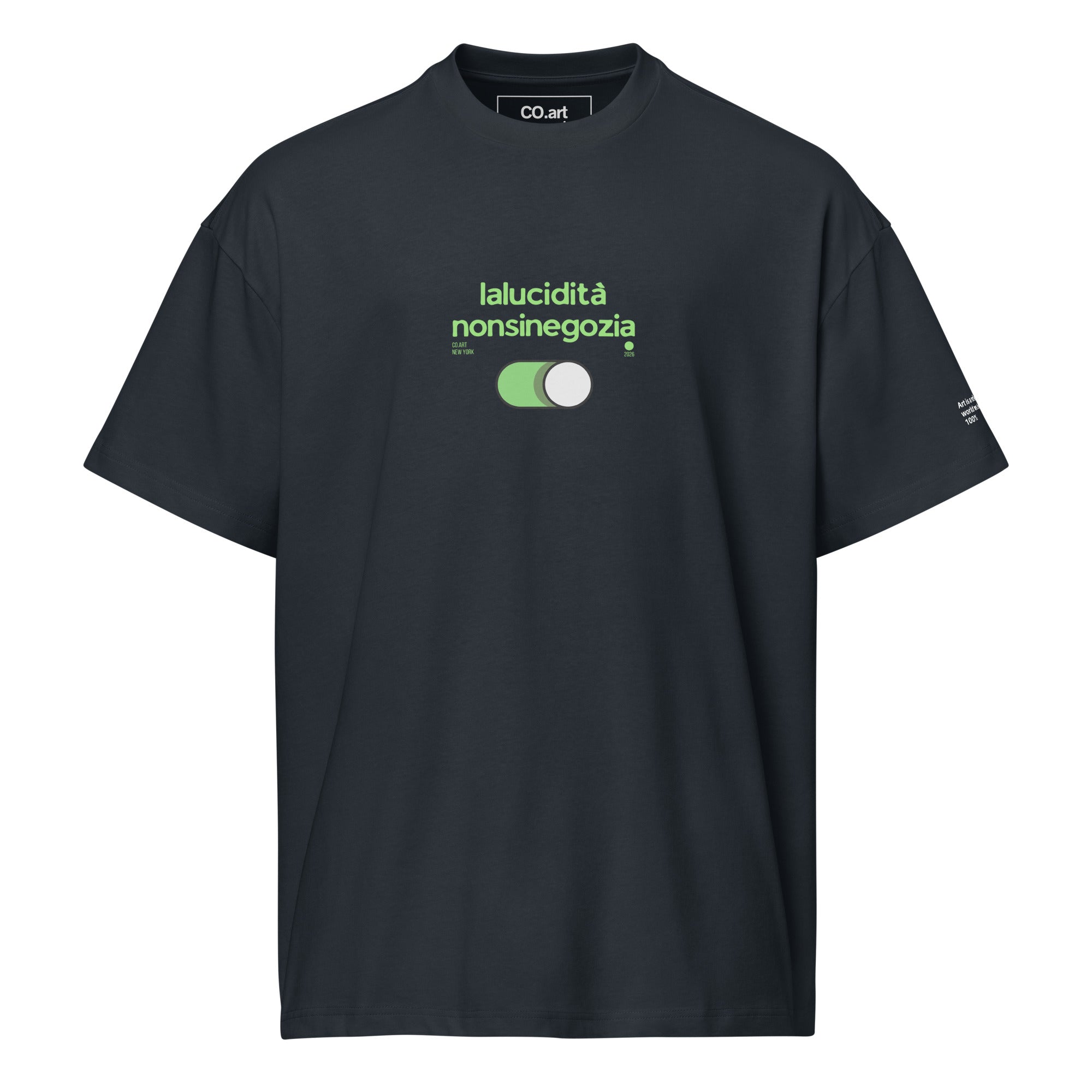 T-shirt oversize nera da uomo con scritta verde "lalucidità nonsinegozia" e grafica tasto On streetwear messaggio forte.