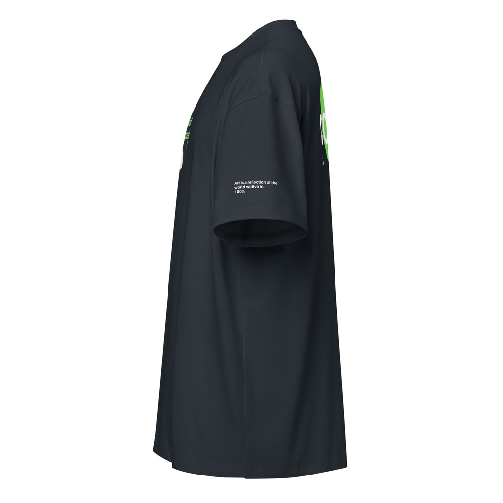 T-shirt oversize nera da uomo con scritta verde "laLuciditàNonSiNegozia" stile streetwear con grafica manifesto e messaggio.