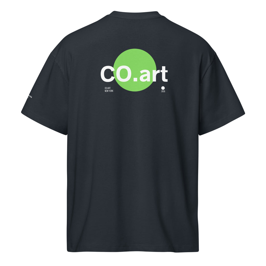 T-shirt oversize uomo blu navy con grafica streetwear verde e bianca "co.art" e simbolo stile manifesto messaggio forte sul.