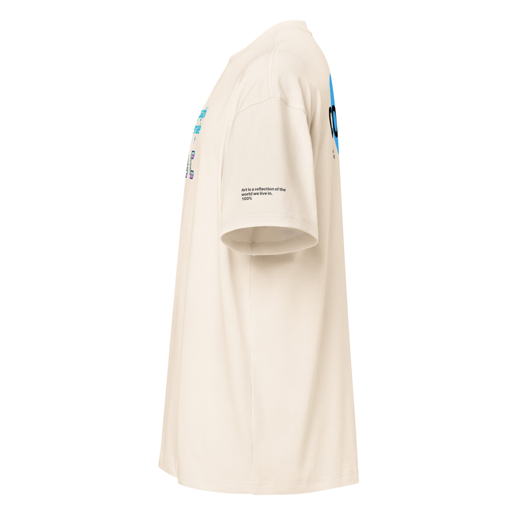 T-shirt streetwear oversize bianco vintage con grafica manifesto e messaggio forte azzurro sul davanti e scritta piccola sul .