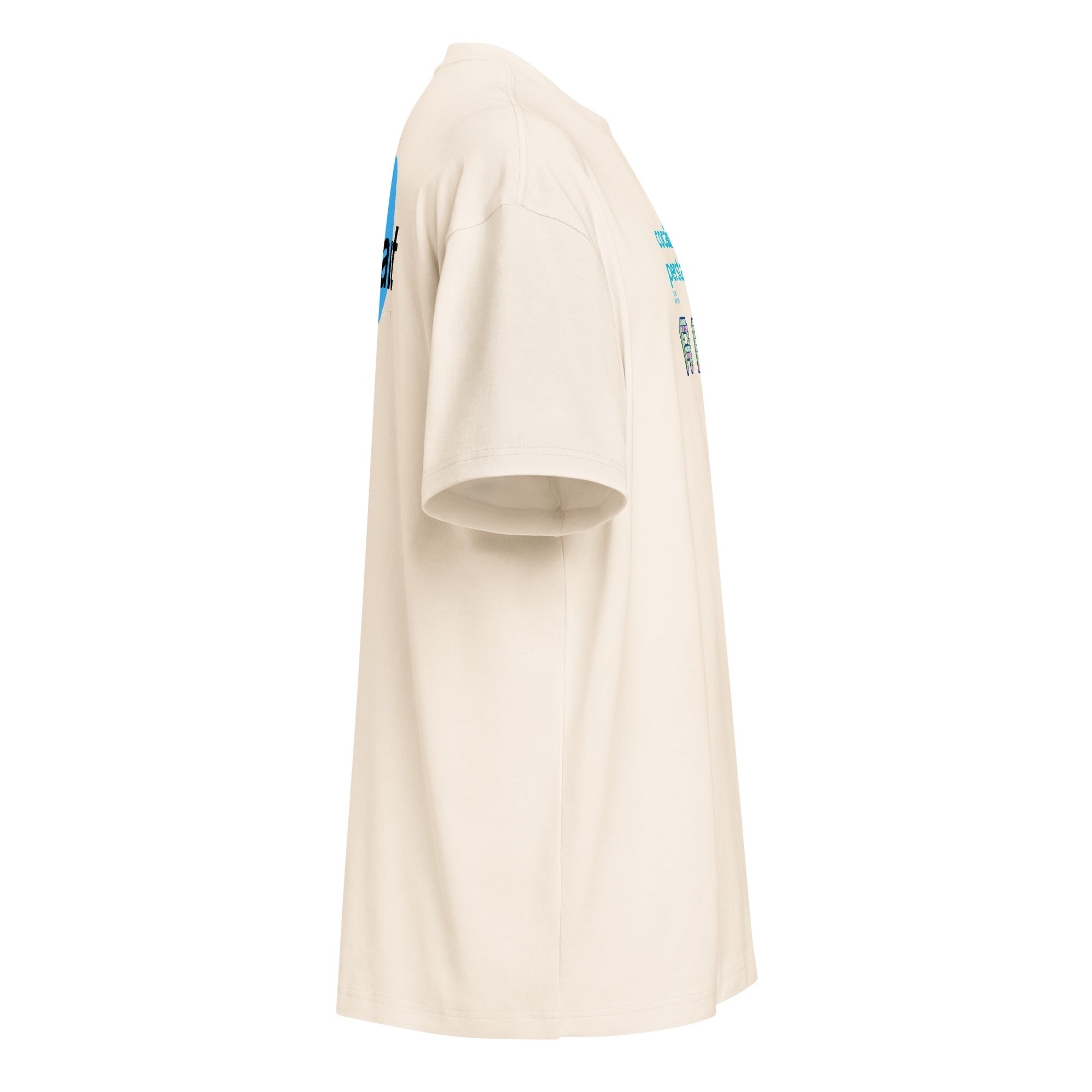 T-shirt oversize bianca vintage con scritta azzurra "CocainaPaghiPerStareMale" stile streetwear grafica manifesto messaggio.