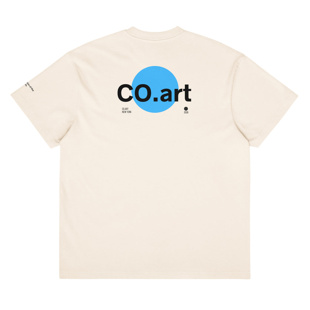 T-shirt streetwear oversize bianca vintage con grafica manifesto "co.art" in azzurro e nero sul retro, messaggio forte uomo.