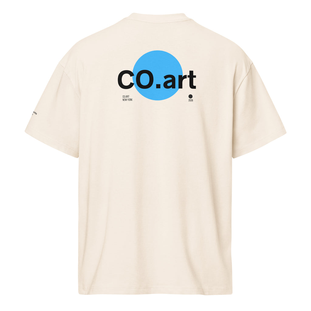 Cerchio azzurro e scritta nera "co.art" sul retro, messaggio forte e stile urbano uomo.