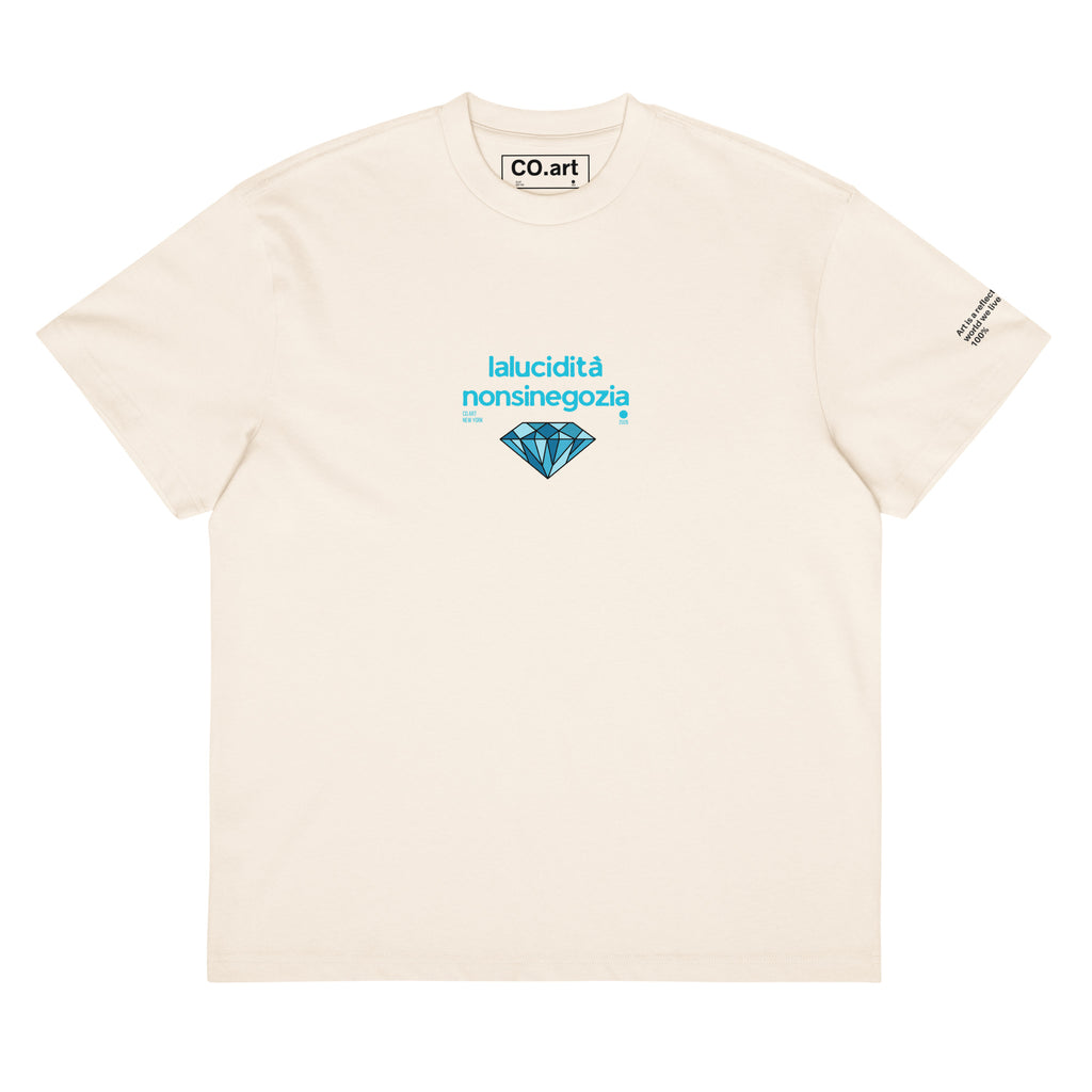 T-shirt oversize bianca con grafica streetwear, scritta blu "lalucidità nonsi negozia" e simbolo diamante centrale,.