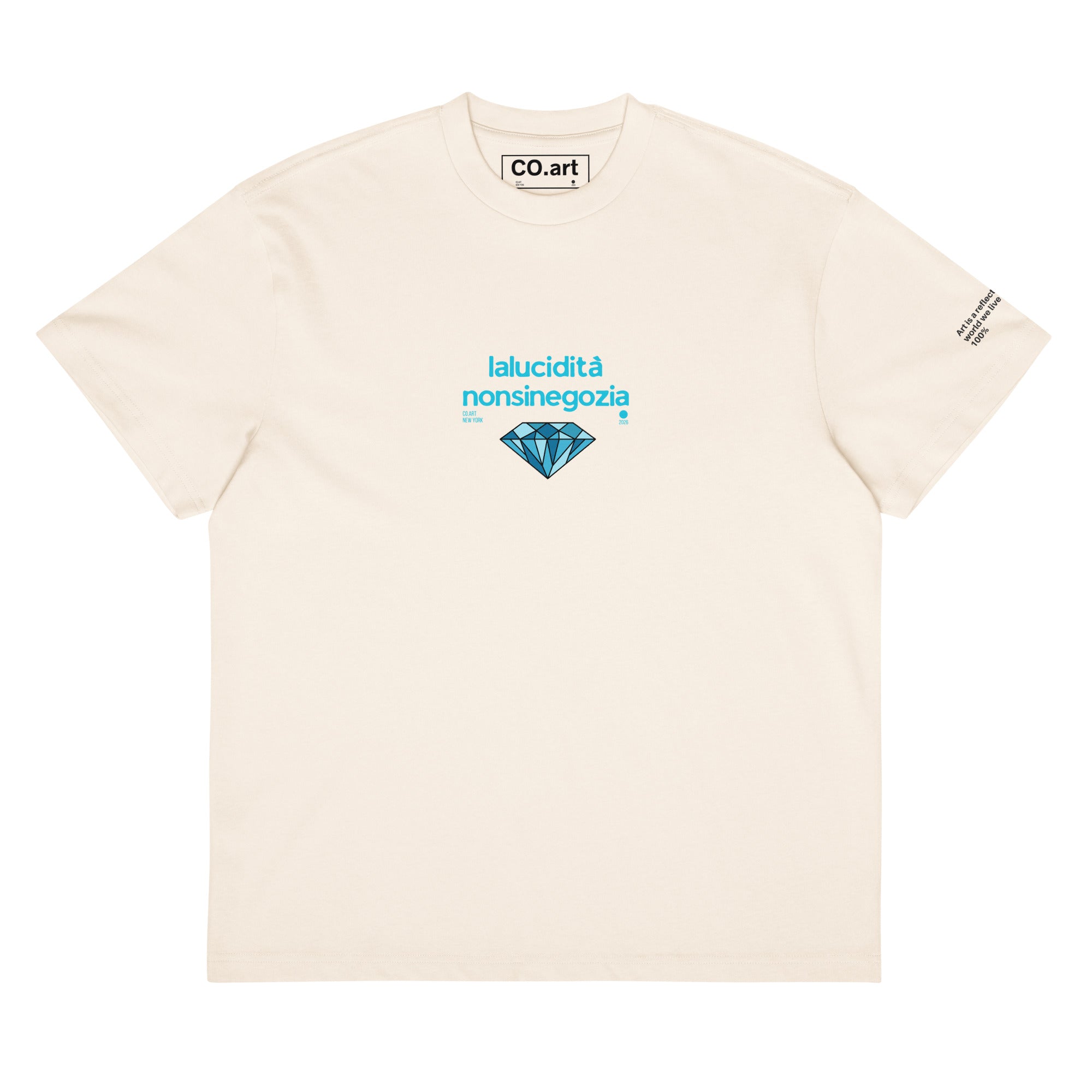 T-shirt oversize bianca con grafica streetwear, scritta blu "lalucidità nonsi negozia" e simbolo diamante centrale,.