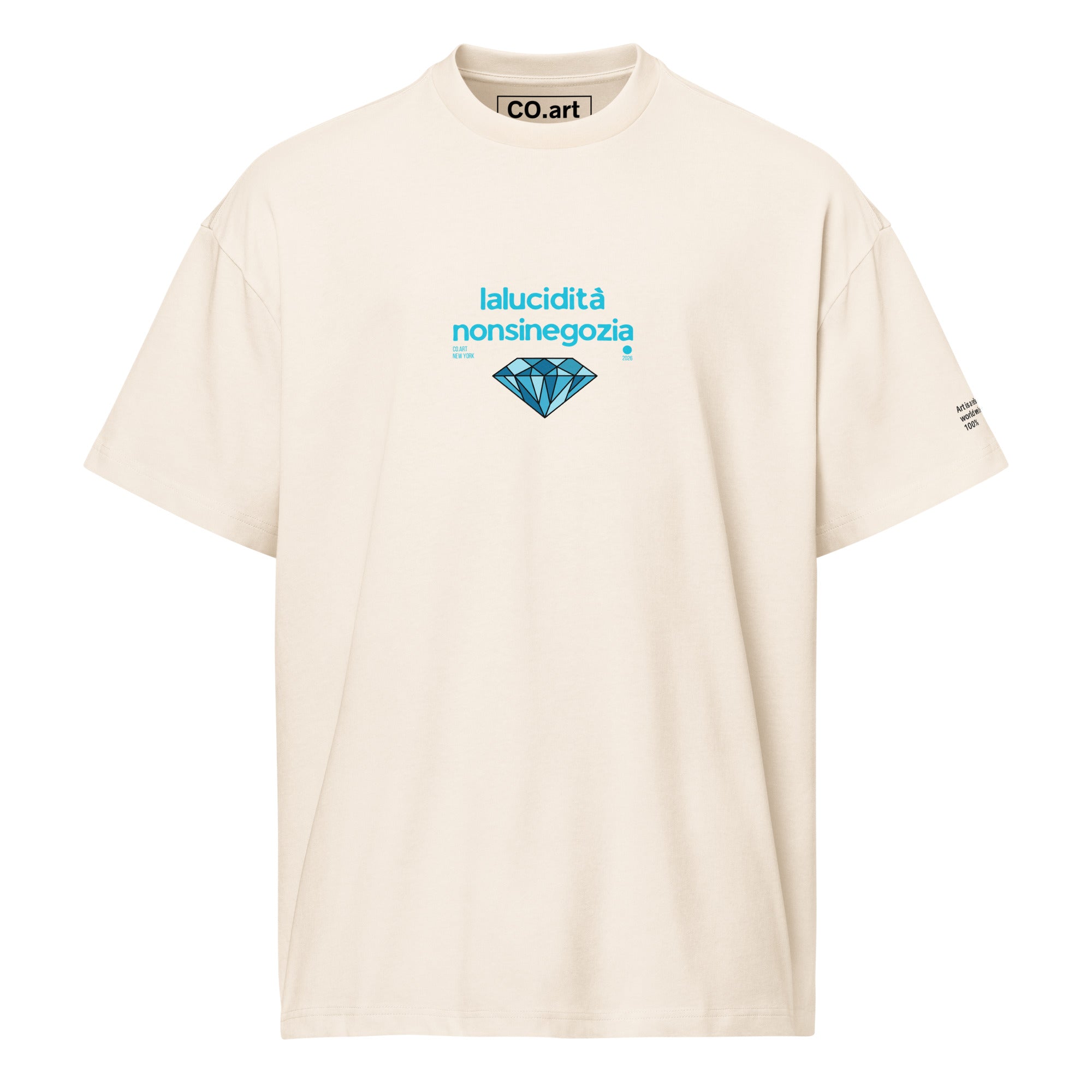 T-shirt oversize bianca con scritta blu "lalucidità nonsi negozia" e grafica a diamante, stile streetwear con messaggio.