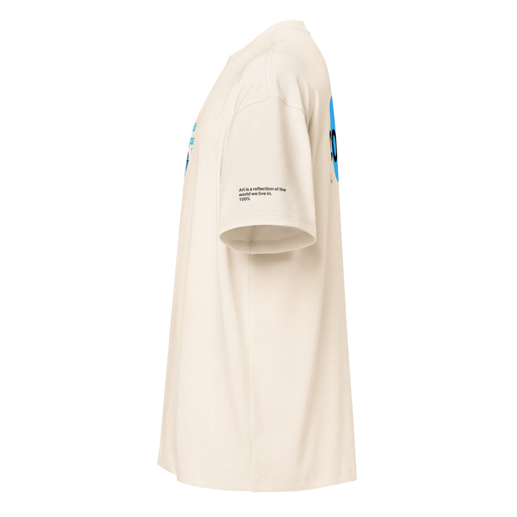T-shirt oversize bianca con grafica streetwear e scritta blu "LaLuciditàNonsiNegozia" stile manifesto con messaggio forte.
