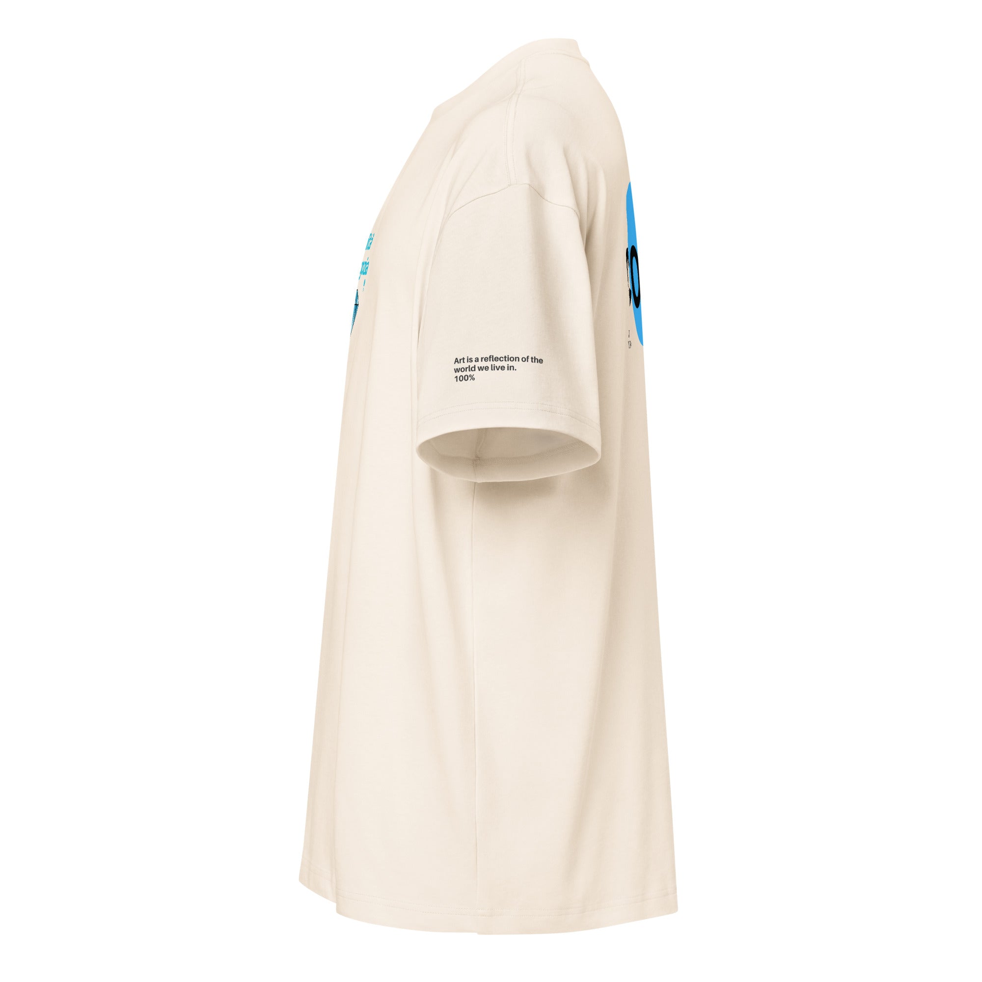 T-shirt oversize bianca con grafica streetwear e scritta blu "LaLuciditàNonsiNegozia" stile manifesto con messaggio forte.