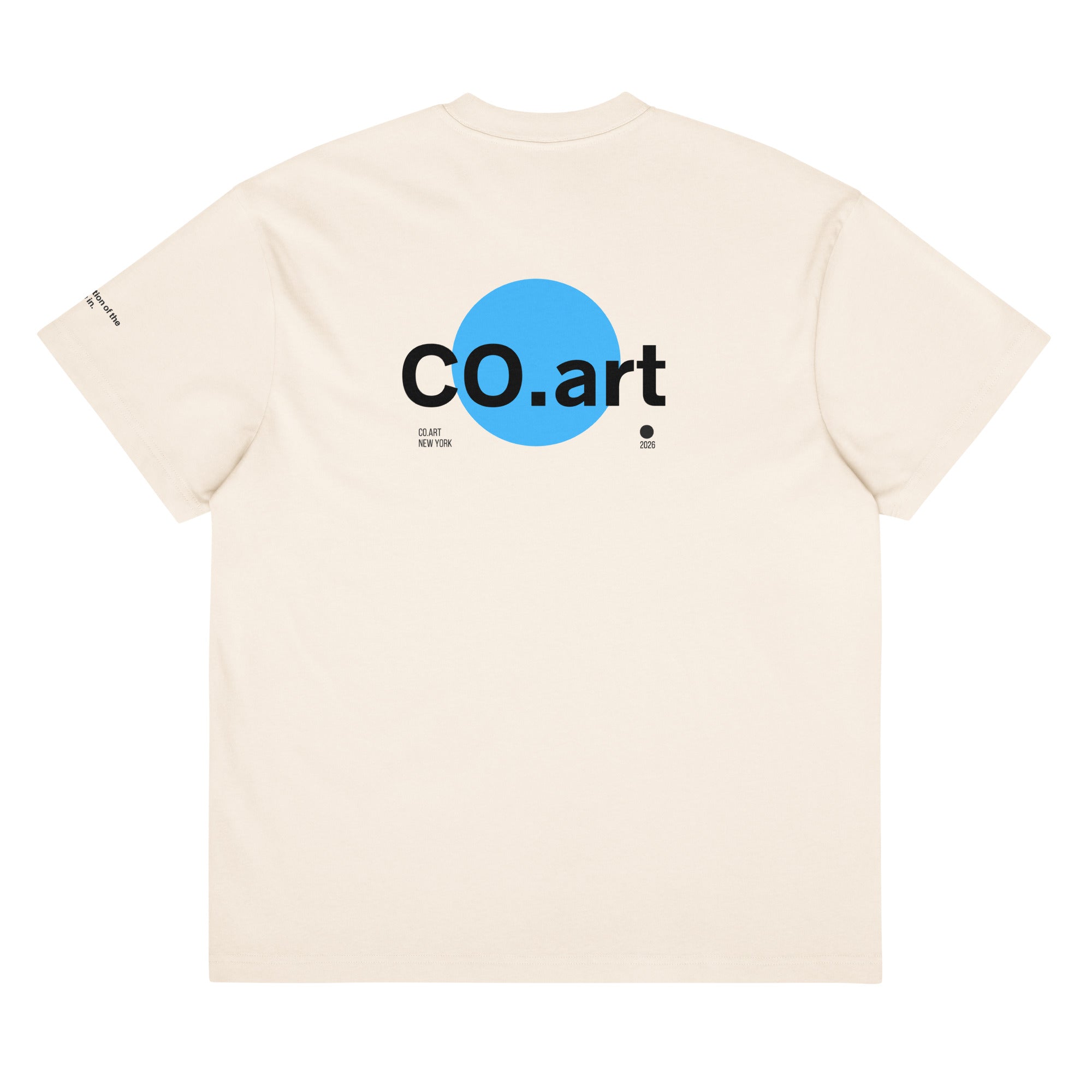 T-shirt oversize bianca con grafica streetwear sul retro, scritta nera "co.art" su cerchio blu, stile manifesto con.