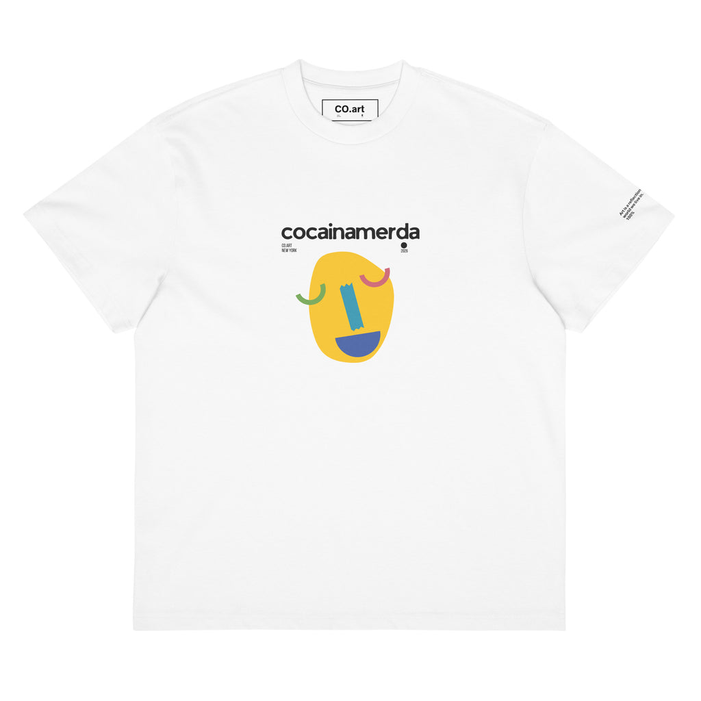 T-shirt oversize bianca streetwear con grafica manifesto e messaggio forte "cocainamerda" sopra faccina stilizzata gialla e.