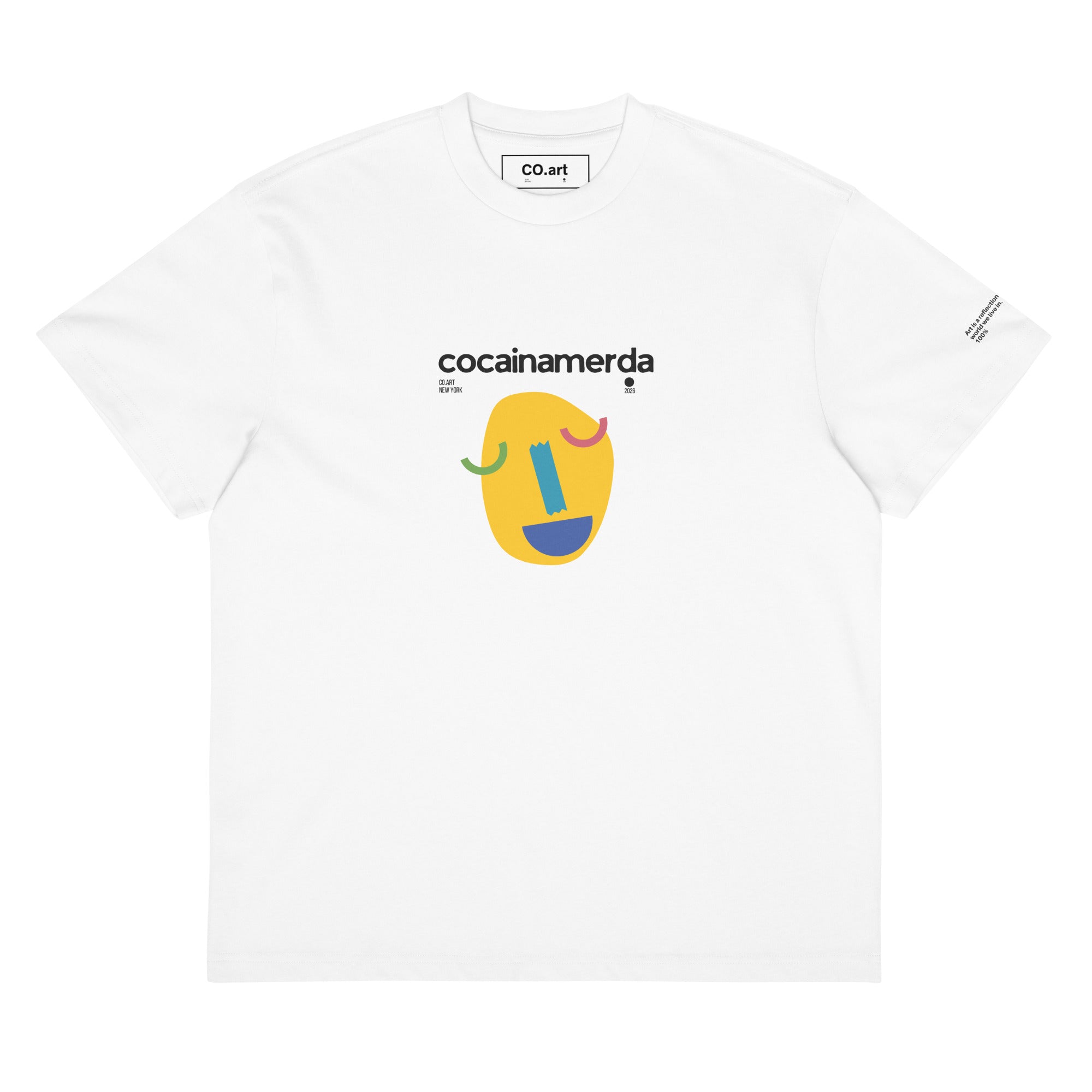 T-shirt oversize bianca streetwear con grafica manifesto e messaggio forte "cocainamerda" sopra faccina stilizzata gialla e.