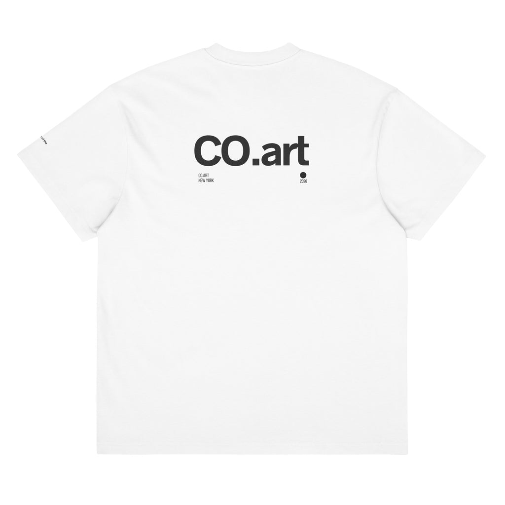 T-shirt streetwear oversize bianca con grafica nera "co.art" testo manifesto messaggio forte sul retro.