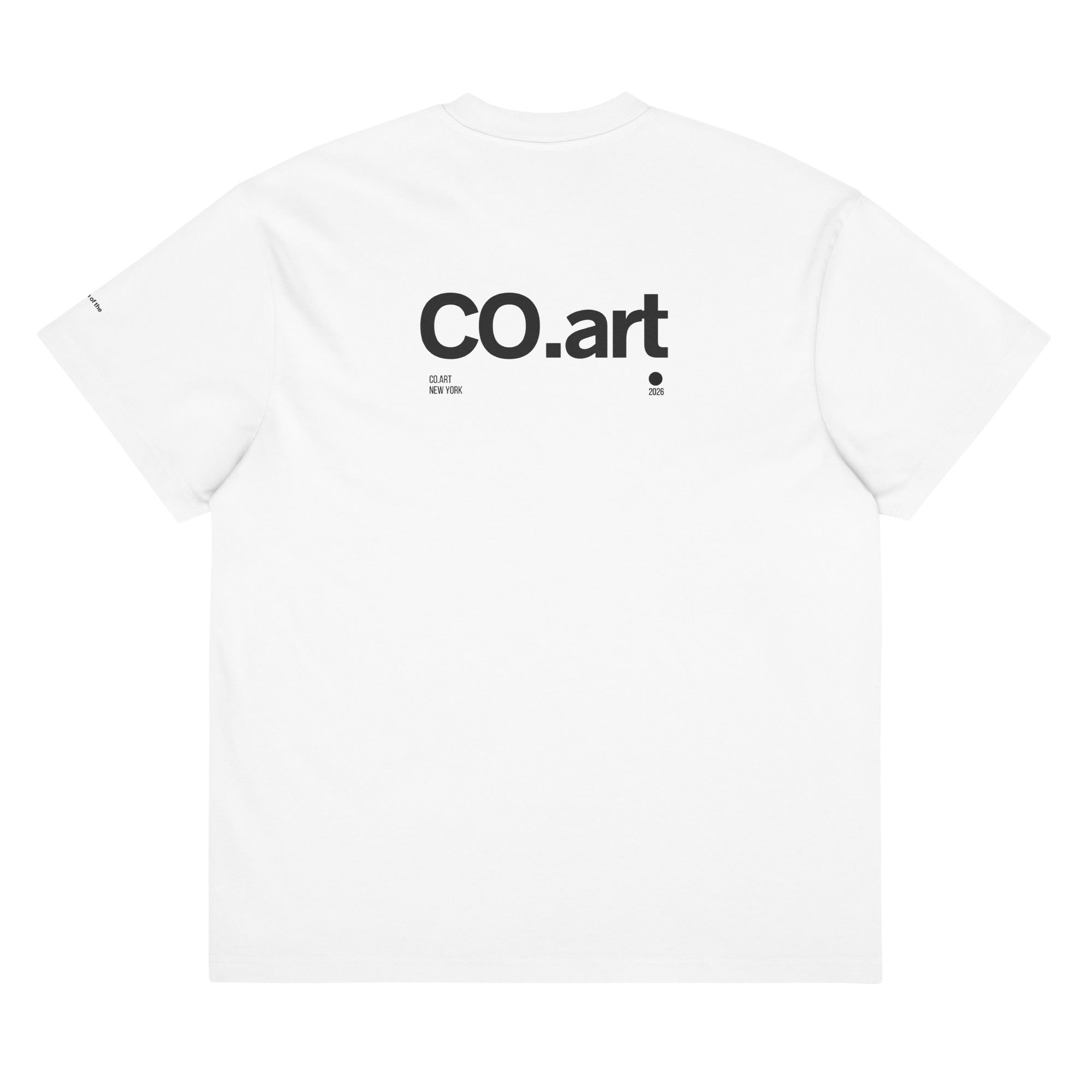 T-shirt streetwear oversize bianca con grafica nera "co.art" testo manifesto messaggio forte sul retro.