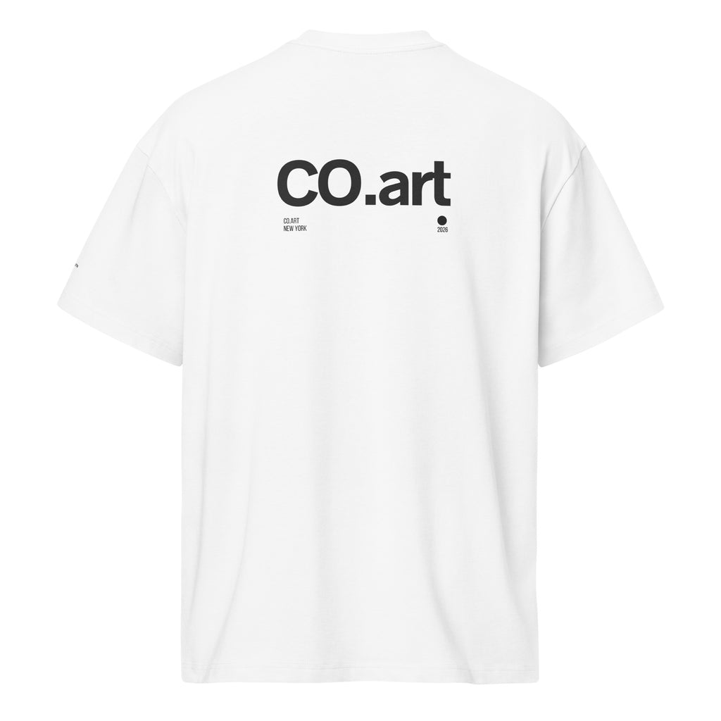 T-shirt streetwear oversize bianca con grafica nera "co.art" sul retro, stile manifesto e messaggio forte.