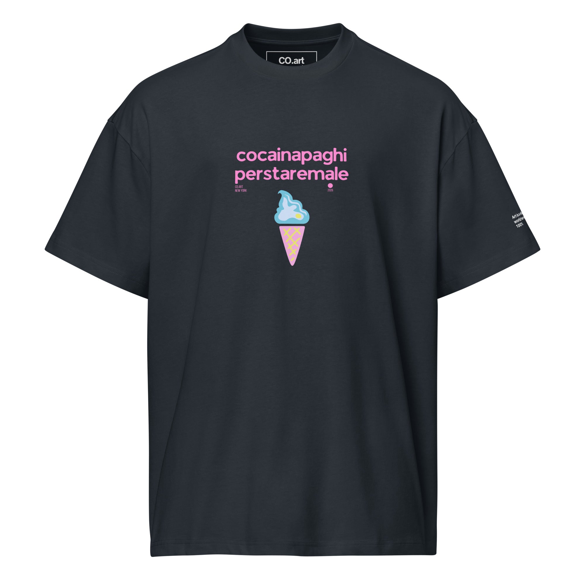 T-shirt streetwear oversize navy con grafica manifesto rosa "cocainapaghiperstaremale" e gelato stilizzato centrale.