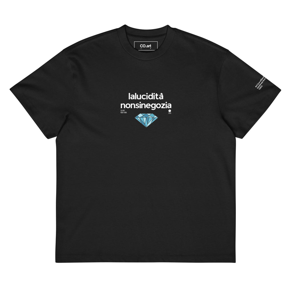 T-shirt oversize nera da uomo con scritta bianca "lalucidità nonsinegozia" e grafica diamante azzurro stile streetwear.