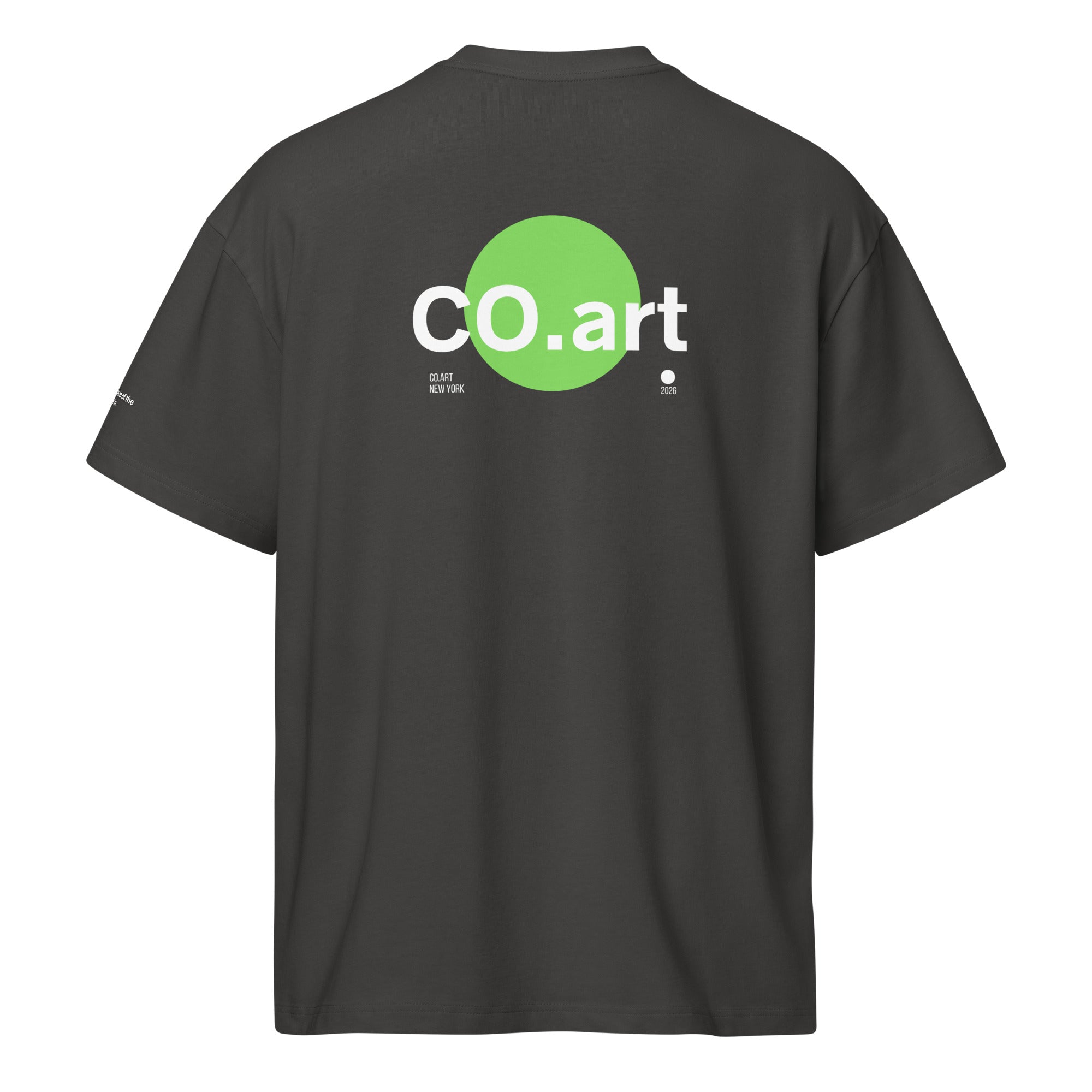 T-shirt oversize nera con grafica streetwear verde a cerchio e scritta bianca "co.art" manifesto messaggio forte sul retro.