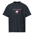 T-shirt streetwear oversize nera con grafica rosa bubble di cervello e scritta "alcolzerolucidità" messaggio forte davanti.