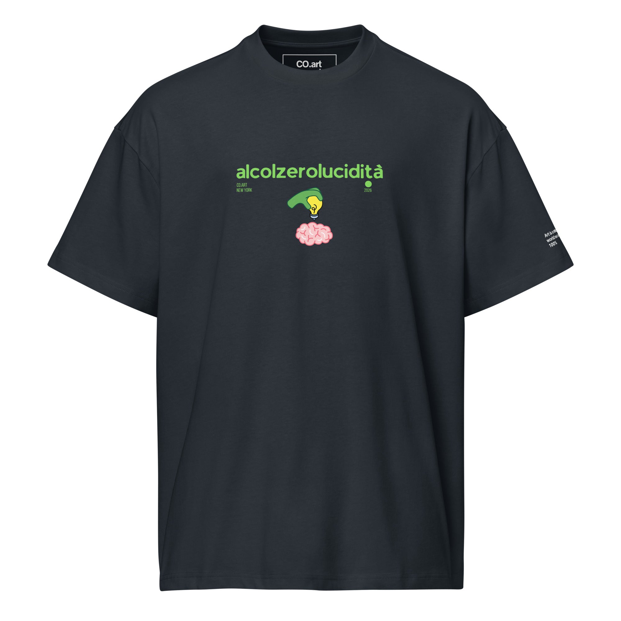 T-shirt streetwear oversize nera con grafica centrale scritta verde "alcolzerolucidità" e lampadina stilizzata rosa,.