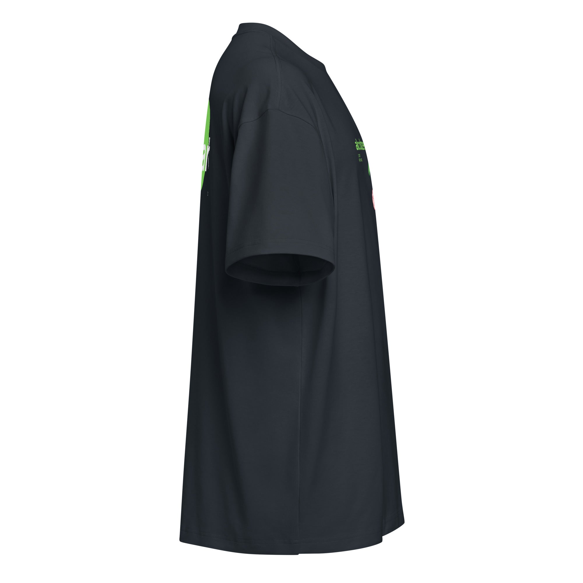 T-shirt streetwear oversize nera con grafica verde vintage e scritta messaggio forte sul davanti e lampadina stilizzata.